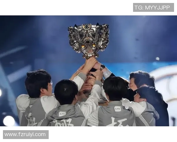 电竞传奇之路：IG战队成长历程与英雄联盟辉煌瞬间回顾